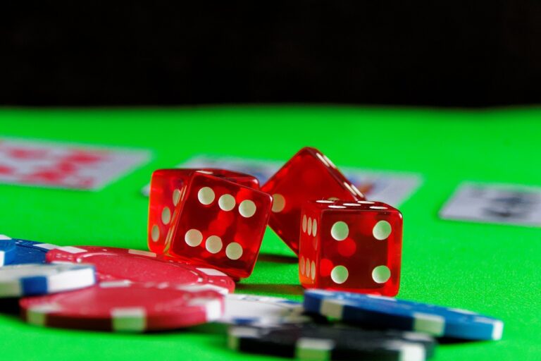 Casinos en ligne vs casinos traditionnels : les avantages et inconvénients de chaque expérience